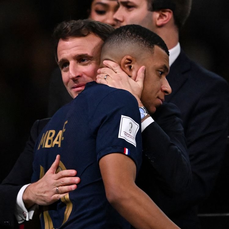 Finale de la Coupe du monde : Emmanuel Macron en a-t-il trop fait après la défaite des Bleus ?