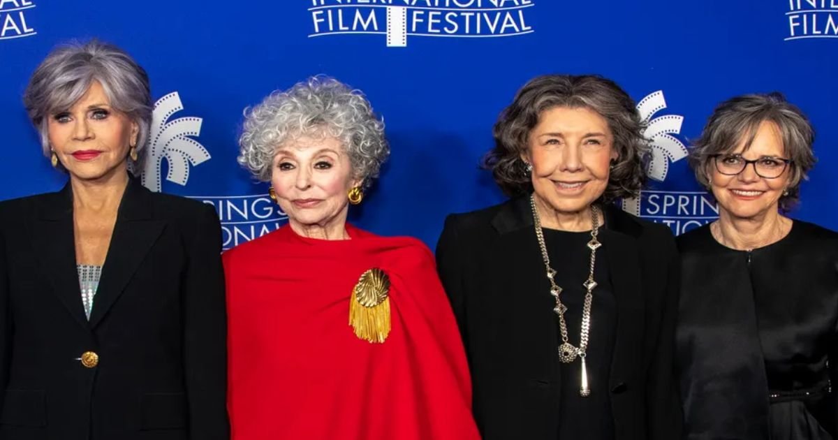 fonda4.jpg?resize=412,232 - JUST IN: Jane Fonda, 85, Rita Moreno, 91, Sally Field, 76, And Lily Tomlin, 83, STUN Fans In Their Group Photo For ’80 For Brady' Premiere