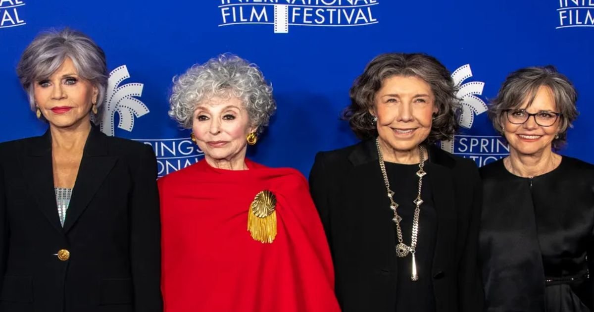 fonda4.jpg?resize=412,275 - JUST IN: Jane Fonda, 85, Rita Moreno, 91, Sally Field, 76, And Lily Tomlin, 83, STUN Fans In Their Group Photo For ’80 For Brady' Premiere