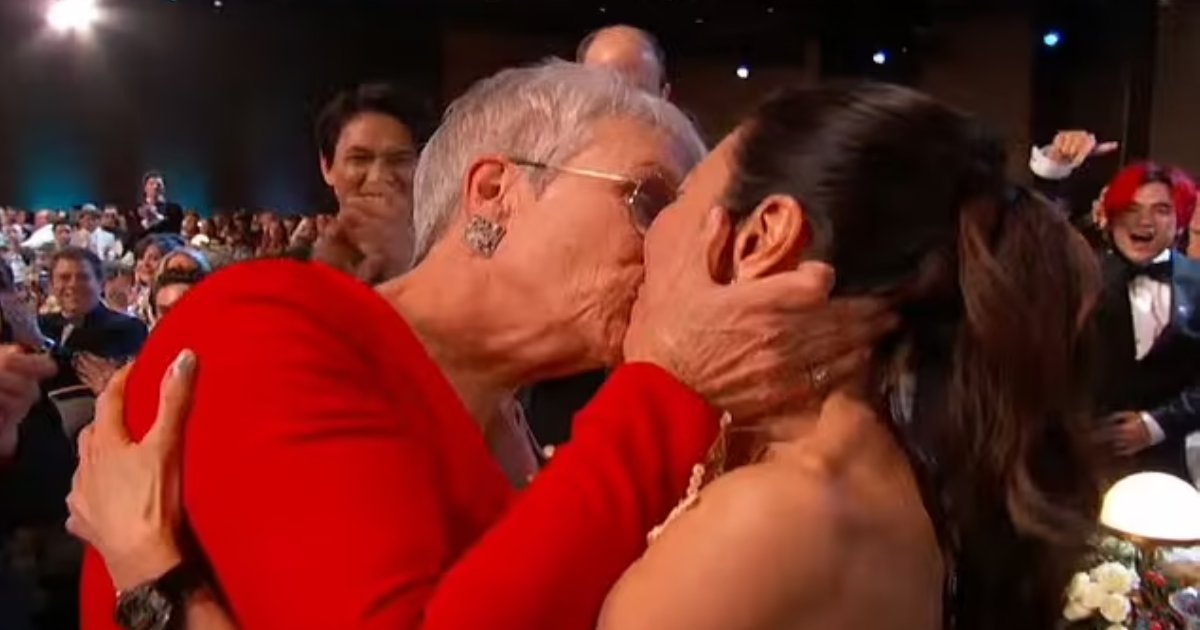 t4 9 1.png?resize=1200,630 - BREAKING: Actress Jamie Lee Curtis Leaves Fans Speechless After Planting KISS On Actress Michelle Yeoh's Lips