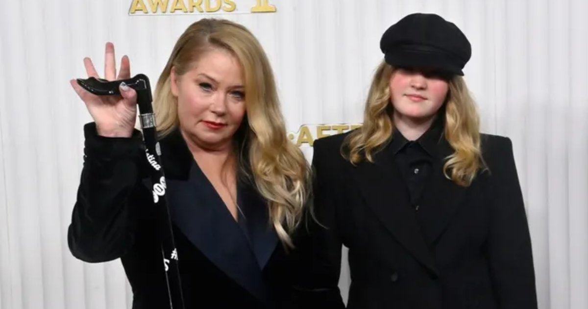 t4 10.png?resize=412,275 - EXCLUSIVE: Christina Applegate Is Joined By Her Daughter As She Walks The Red Carpet 'One Last Time' As An Actress