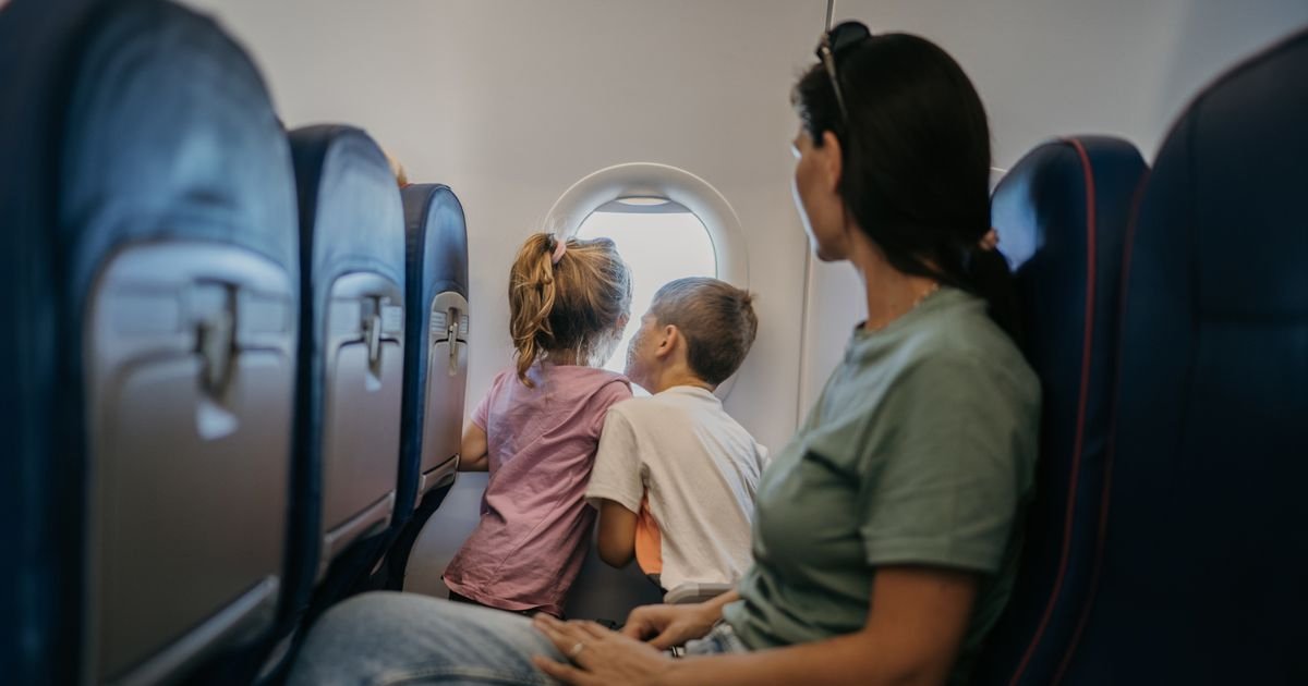 d129 2.jpg?resize=412,275 - "I REFUSE To Swap Plane Seats So A Child Could Sit With Their Mom! Does That Make Me A Bad Person?"