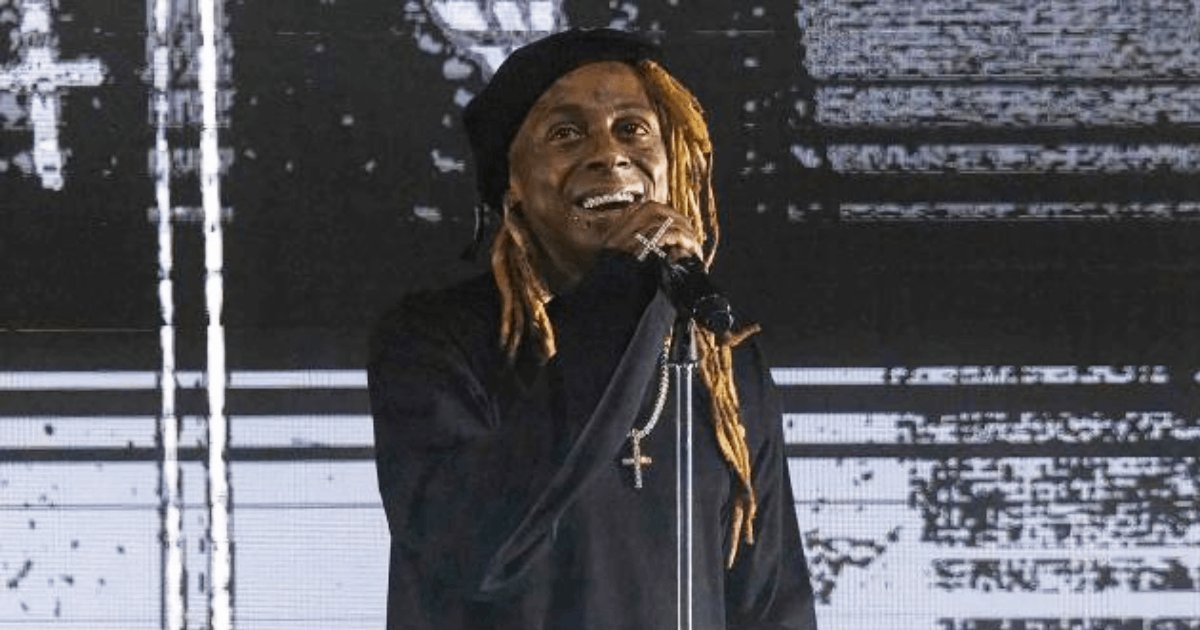 d5 7.png?resize=412,275 - BREAKING: Lil Wayne Seen Walking Off Stage After 30 Minutes At LA Show Due To 'Low Energy Crowd'