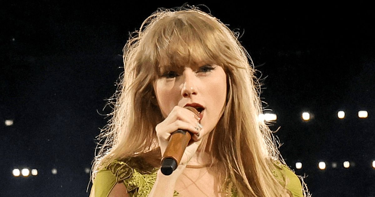 d6 11.png?resize=412,275 - JUST IN: Taylor Swift Fans Say 'They've Never Heard Her Sing So Sad' As Celeb 'Tears Up' During Tour