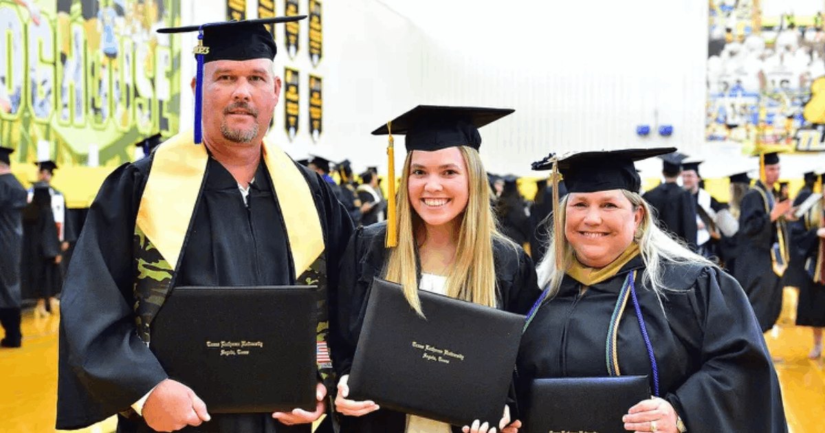 d6 7.png?resize=412,275 - EXCLUSIVE: Texas Mom, Dad, & Daughter All GRADUATE TOGETHER From College At The 'Same Time'