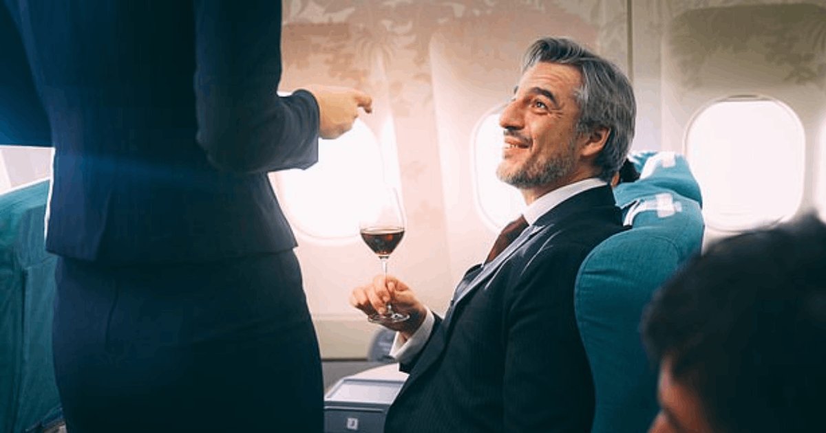 t4 46.png?resize=412,275 - "My Husband Always Flies First Class But Forces Me And The Kids To Sit In Economy! I'm Sick Of It & Think It's Time For A Divorce!"