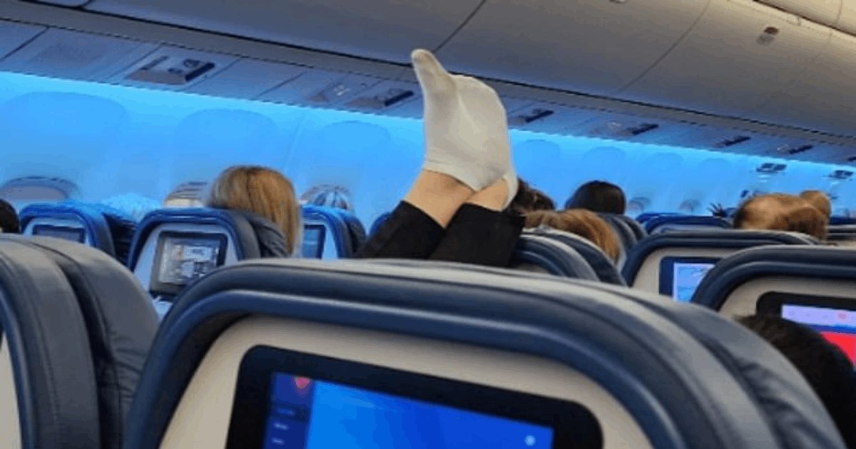 t5 32.png?resize=412,275 - EXCLUSIVE: Delta Passenger BLASTED For Putting Up Smelly Feet On Fellow Passenger's Headrest