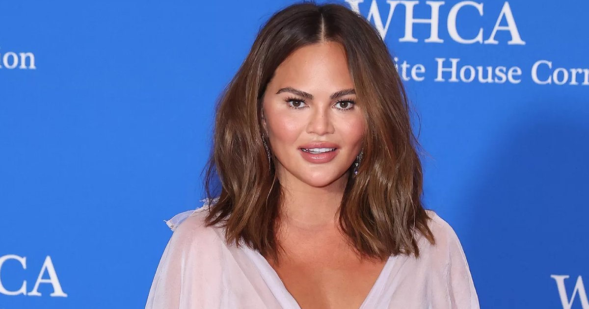 t7 5.png?resize=412,275 - EXCLUSIVE: Chrissy Teigen BLASTS Social Media Trolls For Claiming Her Face Is TOO FAT As Star Appears Unrecognizable In New Clicks