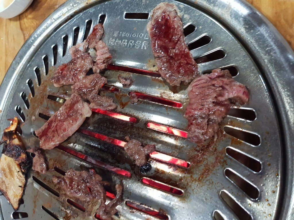 친구랑 고기 먹다가 신랑 불렀는데 고기 적다고 욕하네요