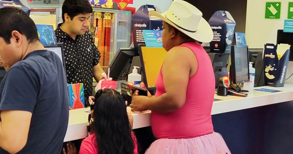pink4.jpg?resize=412,275 - Dad Praised For Proudly Wearing A PINK Tutu And Pink Leotard To Match His Daughter's Barbie Outfit For The New Film