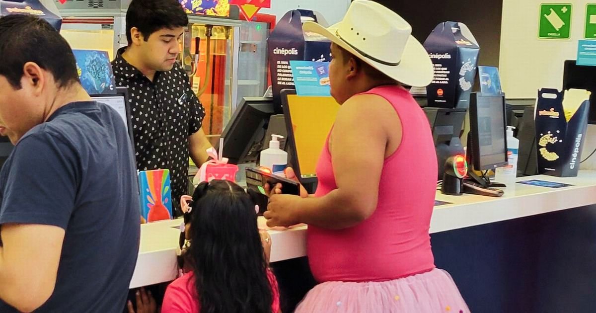 pink4.jpg?resize=412,232 - Dad Praised For Proudly Wearing A PINK Tutu And Pink Leotard To Match His Daughter's Barbie Outfit For The New Film