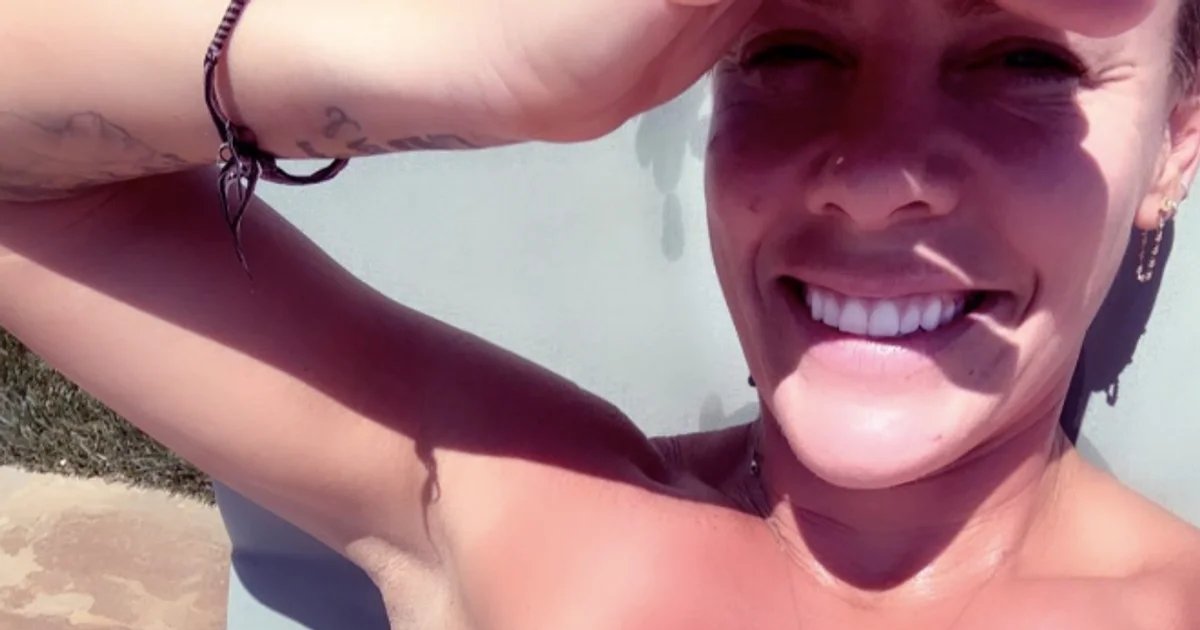 t7 1 2.png?resize=412,275 - JUST IN: Singer Pink Dubbed 'Stunning' After Husband Takes Picture Of Her WITHOUT CLOTHES