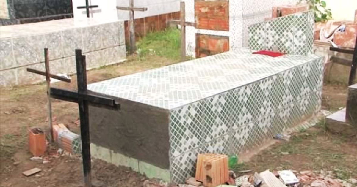 coffin5.jpg?fit=1024%2C538&ssl=1&strip=all - Woman Buried ALIVE By Mistake Spent 11 Days Trying To Escape From Wooden Coffin But She Sadly Died By The Time Casket Was Reopened