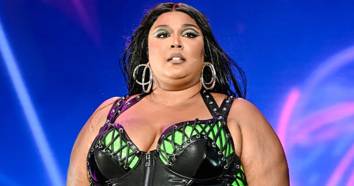 t5.png?resize=412,275 - BREAKING: Lizzo Leaves Fans In Shock As Several Dance Members Accuse Singer Of Abuse & Harassment