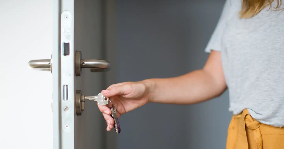 t6 2 1.png?resize=412,275 - EXCLUSIVE: People Are Arguing About Whether Or Not It's Safe Or 'Too Cautious' To Lock The Door When You're At Home