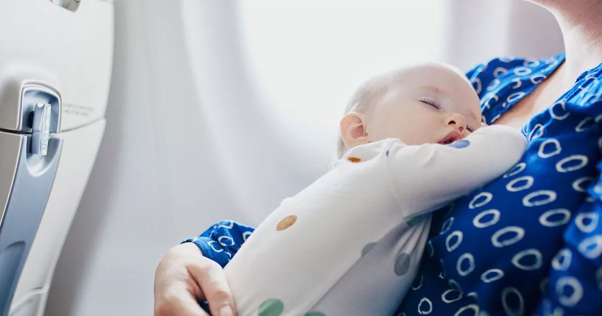 d126.jpg?resize=412,275 - "I Was DISGUSTED After The Mom Sitting Next To Me Used A Food Tray To Change Her Baby's Dirty Diaper On The Plane! How Can Anyone Be So Unhygienic?"