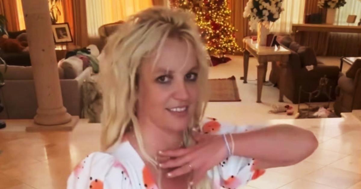 d2 5.jpeg?resize=412,275 - “Please Help Her!”- Fans Urge Authorities To Check On Britney Spears As Star Poses Without Underwear In New Racy Post