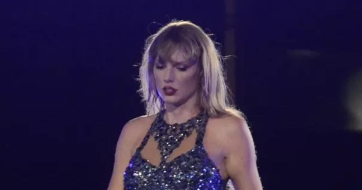 d5 2.jpeg?resize=412,275 - JUST IN: Fans Devastated As Heartbroken Taylor Swift Will Not CELEBRATE Nor Meet Travis Kelce’s Parents