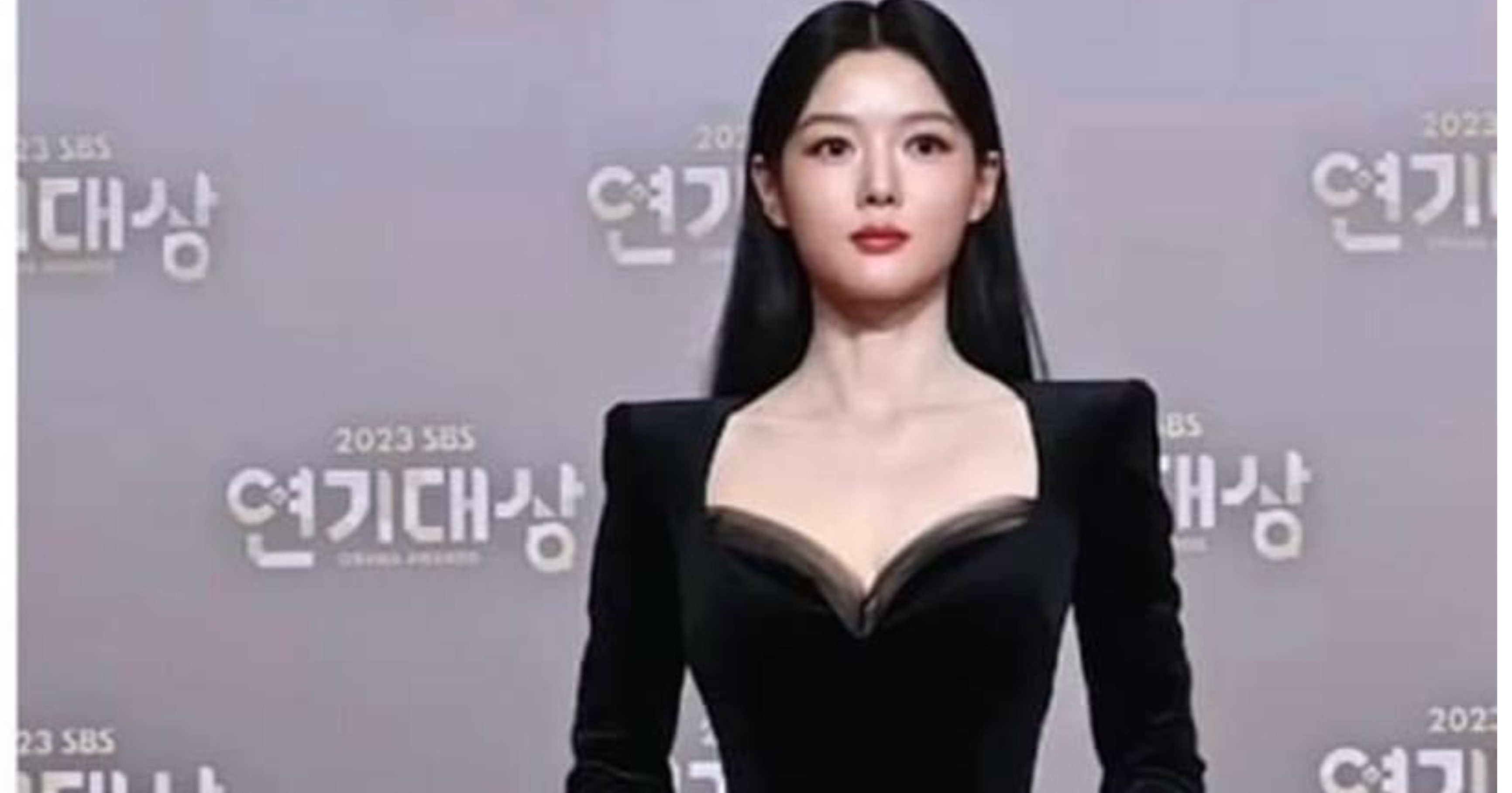 0c56512a 6c22 4f08 a67a fad234cf91ae.jpeg?resize=412,275 - 연기대상 블랙 드레스코드 혼자 깨고 흰드레스 입어서 욕ㅁ는 여배우