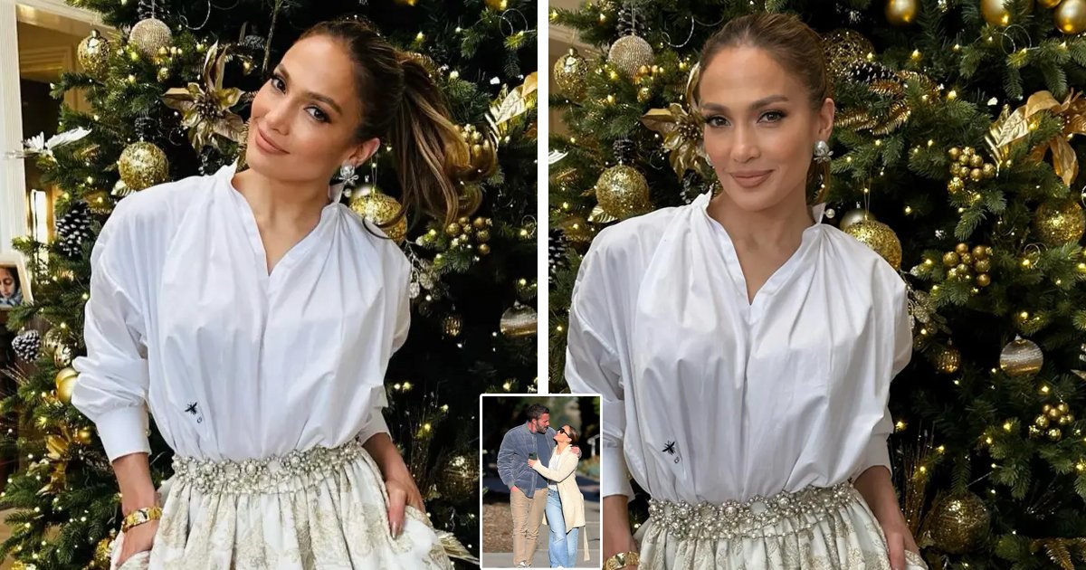 d47 1.jpg?resize=1200,630 - JUST IN: Jennifer Lopez Is All Set For The Holiday Season As Celeb Gives First Glimpse Of GOLD Christmas Tree Inside Her & Ben Affleck's $60M Mansion