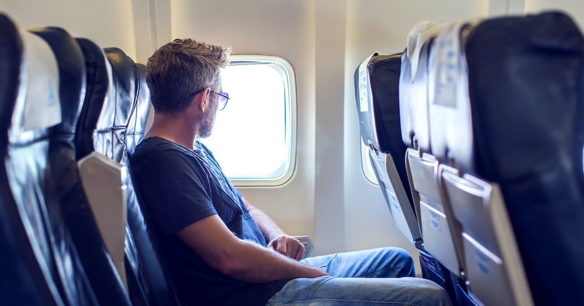 d87 1.jpg?resize=412,275 - "I Was Ordered By A Couple To Switch My Window Seat & Sit In The MIDDLE So They Could Sit Together! How Is That Even Fair?"