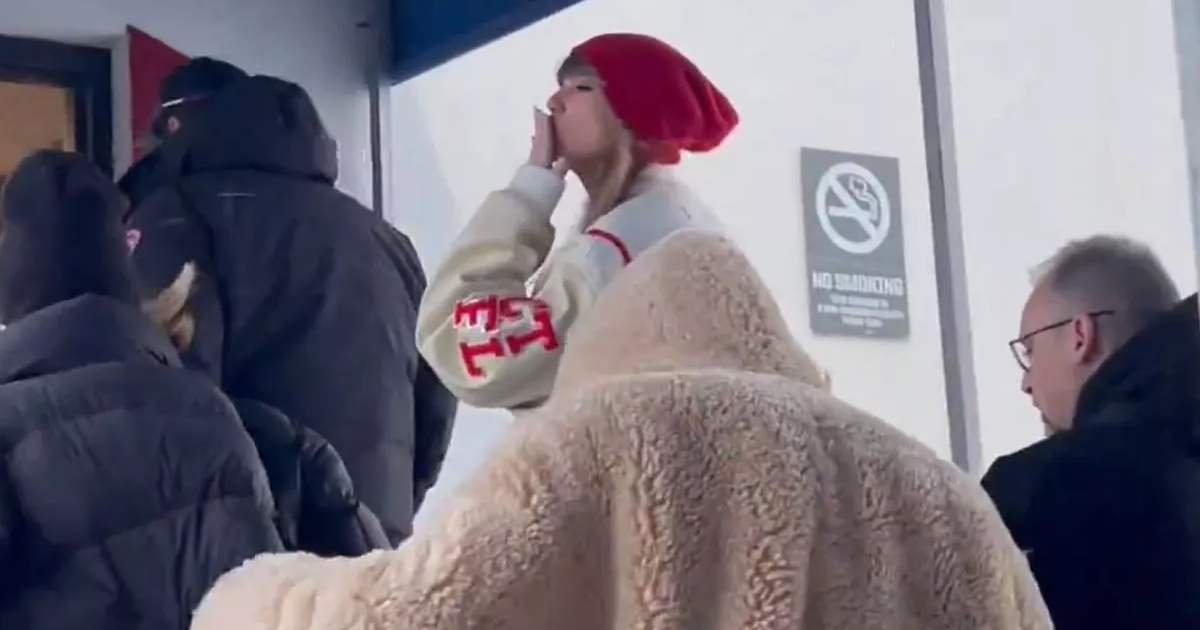 d2 3.jpeg?resize=412,275 - BREAKING: Savage Taylor Swift Blows Kisses To Her HATERS After Being BOOED In The Stadium