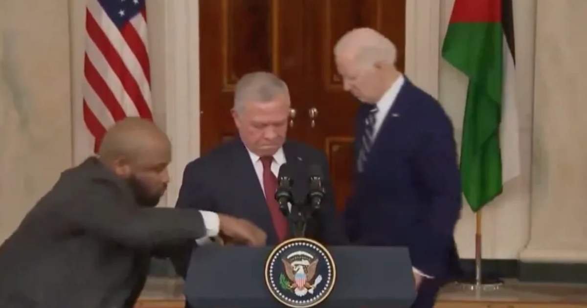 m5 1.jpeg?resize=1200,630 - BREAKING: "We Expect Better From The President Of The US!"- Disoriented Biden Seen 'Wandering Behind Podium & Staring At The Ground While Jordan's King Delivers Speech