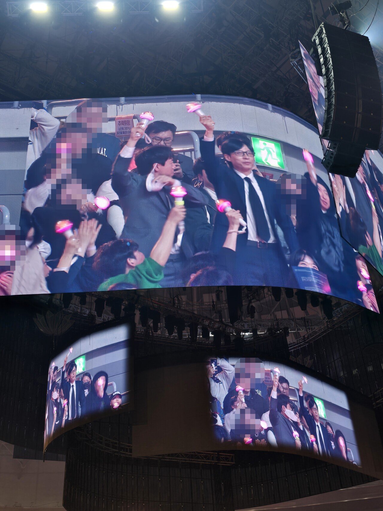 imageㅇㅇ (1).jpg 아이유 콘서트에서 응원봉 흔들다 카메라 잡힌 유재석,박명수,양세찬.jpg