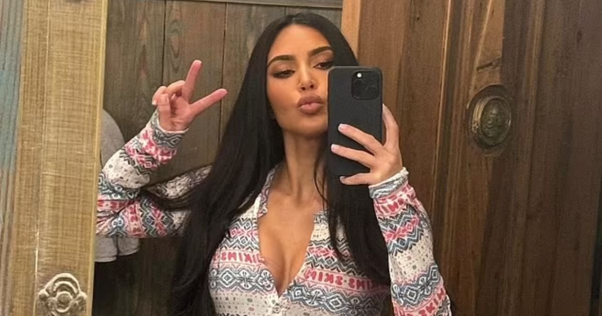 copy of articles thumbnail 1200 x 630 11 3.jpg?resize=1200,630 - Thousands Left STUNNED After Kim Kardashian Accidentally EXPOSES Apps On Her Mobile Screen