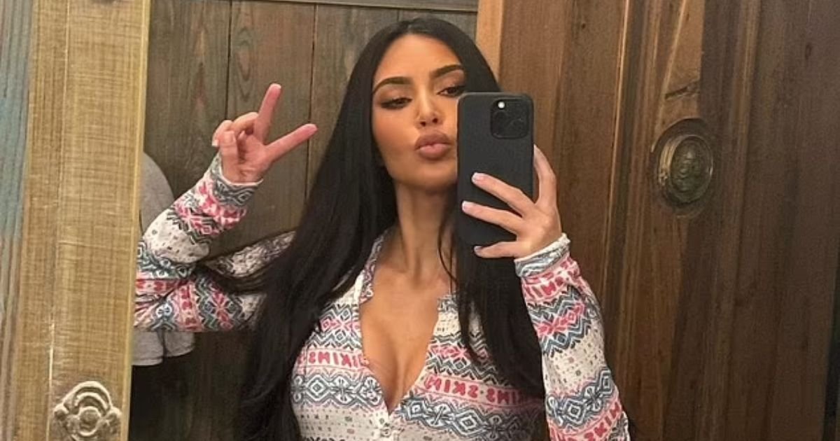 copy of articles thumbnail 1200 x 630 11 3.jpg?resize=412,275 - Thousands Left STUNNED After Kim Kardashian Accidentally EXPOSES Apps On Her Mobile Screen