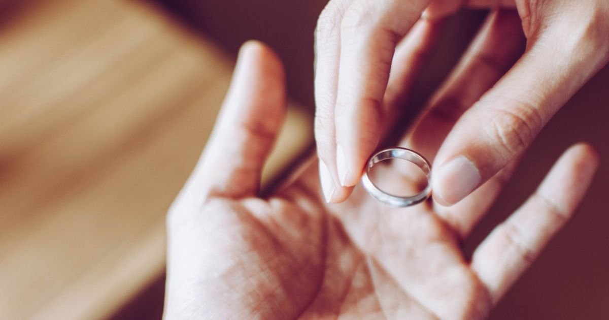 copy of articles thumbnail 1200 x 630 10 14.jpg?resize=1200,630 - Dad Sparks Outrage After 'Proposing' to his Daughter with Purity Ring