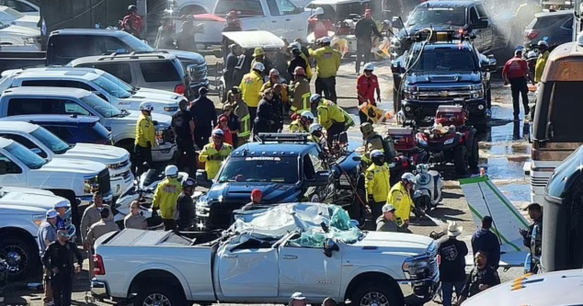 copy of articles thumbnail 1200 x 630 12 5.jpg?fit=1024%2C538&ssl=1&strip=all - Horrific Scenes As Plane CRASHES Onto Raceway