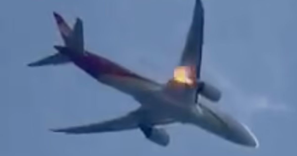 Boeing 787 Aircrafts Right Engine Bursts Into Flames After Takeoff