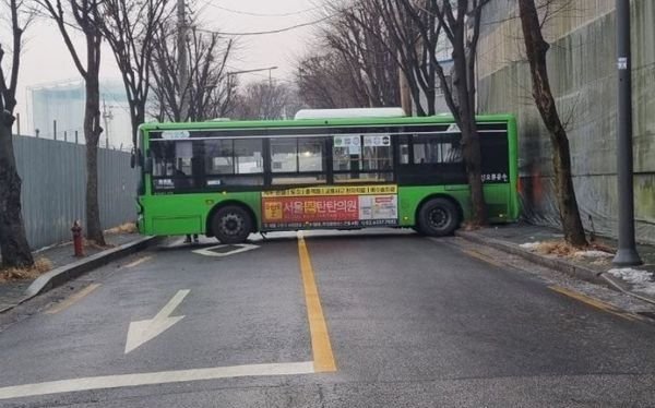 마을버스 한 대가 왕복 2차로 도로 한 가운데 가로로 서서 길을 가로막고 있어 화제다. 사진은 온라인 커뮤니티에 올라온 마을버스의 모습. /사진=온라인 커뮤니티 캡처