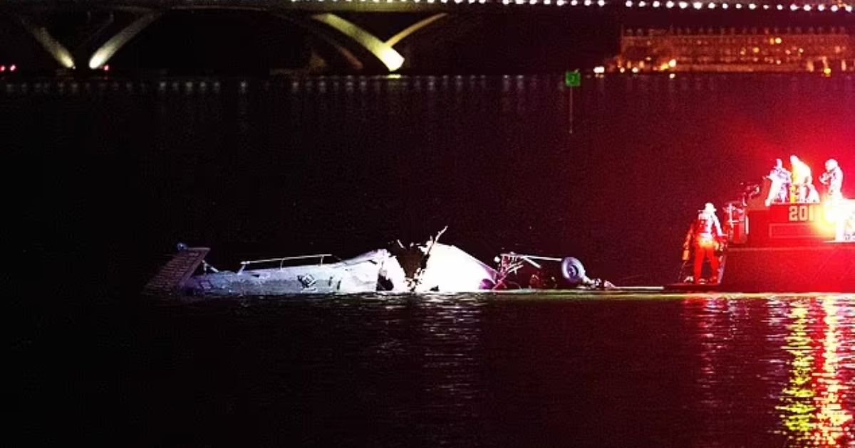 copy of articles thumbnail 1200 x 630 17 6.jpg?resize=412,275 - How Disaster Over the Potomac Unfolded: Minute-by-Minute Reconstruction Shows How American Airlines Jet HIT Black Hawk Helicopter Mid-Air Before Plunging into River