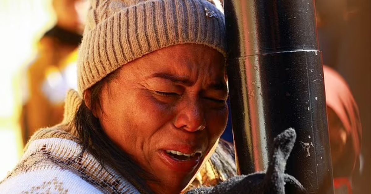 copy of articles thumbnail 1200 x 630 31.jpg?resize=412,275 - Migrants Break Down in Tears as Trump SHUTS Down Border Entry Minutes After Taking Office
