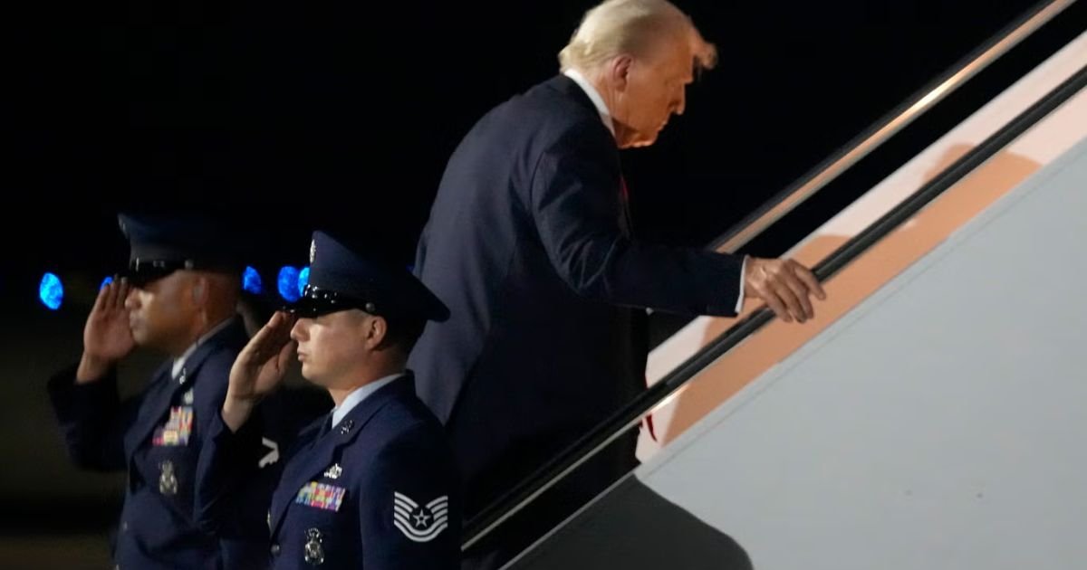 copy of articles thumbnail 1200 x 630 9 5.jpg?resize=1200,630 - Donald Trump Pictured Leaving Super Bowl EARLY After Backing The 'Losing Team'