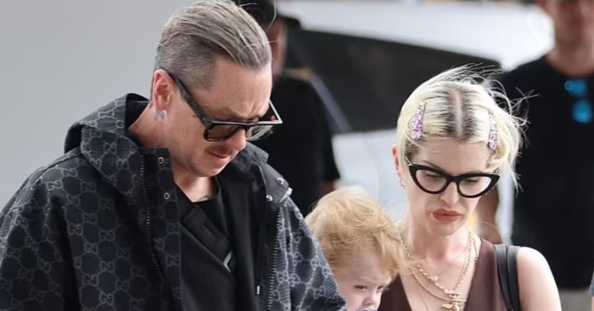 copy of articles thumbnail 1200 x 630 5 10.jpg?resize=412,232 - 'She Needs Help!'- Fans Devastated After Seeing Kelly Osbourne's UNRECOGNIZABLE Appearance in Public