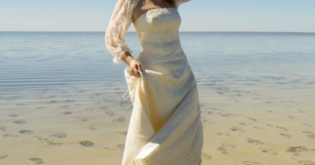 copy of articles thumbnail 1200 x 630 19 9.jpg?resize=412,275 - Heartbreaking Final Words of Bride Who Died Taking Part in a 'Trash the Dress' Photoshoot