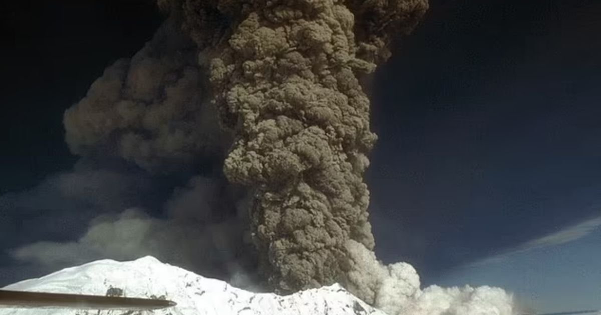 copy of articles thumbnail 1200 x 630 20 17.jpg?resize=412,275 - Steam Spotted Billowing from Massive US Volcano as American City Braces for Imminent Eruption