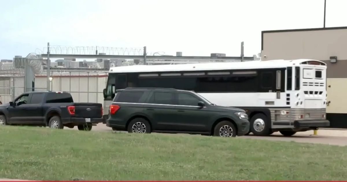 copy of articles thumbnail 1200 x 630 26 10.jpg?fit=1024%2C538&ssl=1&strip=all - ‘Pause Right There!’- ICE Buses Full of Migrants Heading for Deportation Flights Turn Around After Supreme Court Ruling Against Trump Administration Drops