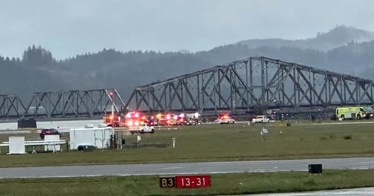 copy of articles thumbnail 1200 x 630 50 2.jpg?resize=412,232 - Plane Skids Off Runway at Oregon Airport And Lands Inside Bay as Emergency Crews Rush to the Scene