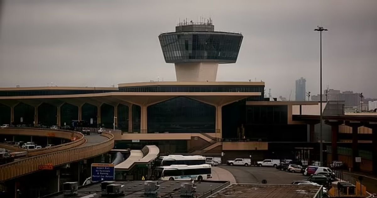 copy of articles thumbnail 1200 x 630 20 4.jpg?resize=412,232 - Flights Across America Thrown into Chaos After Another Terrifying Close Call at One of US' Busiest Airports