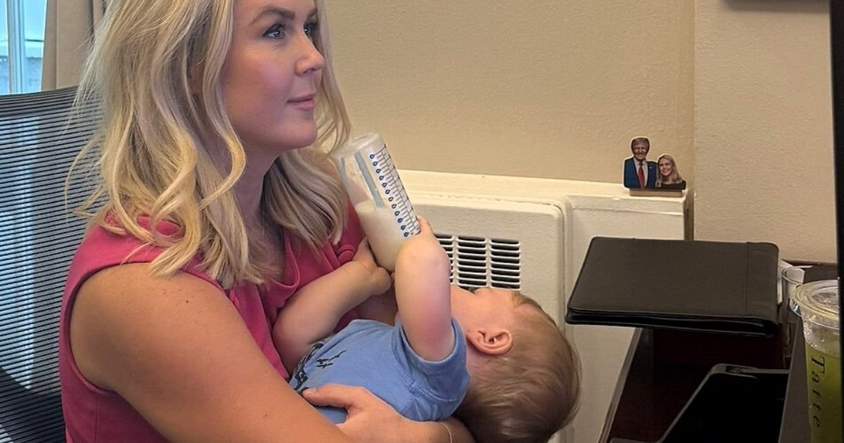 copy of articles thumbnail 1200 x 630 46 2.jpg?resize=412,232 - ‘Staged Photo!’- US Press Secretary Karoline Leavitt’s ‘Relatable Mom’ Moment Draws Fire for Getting Praise While Other Moms Get Criticized