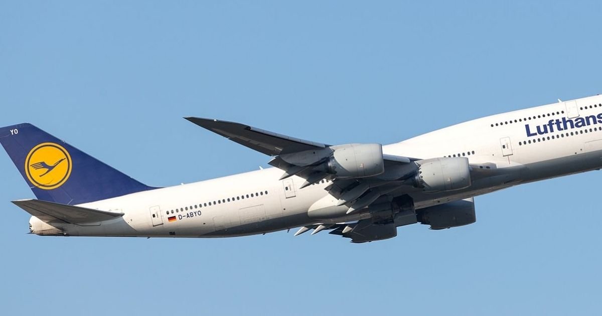 copy of articles thumbnail 1200 x 630 63.jpg?resize=412,232 - Harrowing Details Emerge After Plane Forced to Fly Without Pilot for 10 Minutes After Copilot Collapsed with Over 200 Onboard