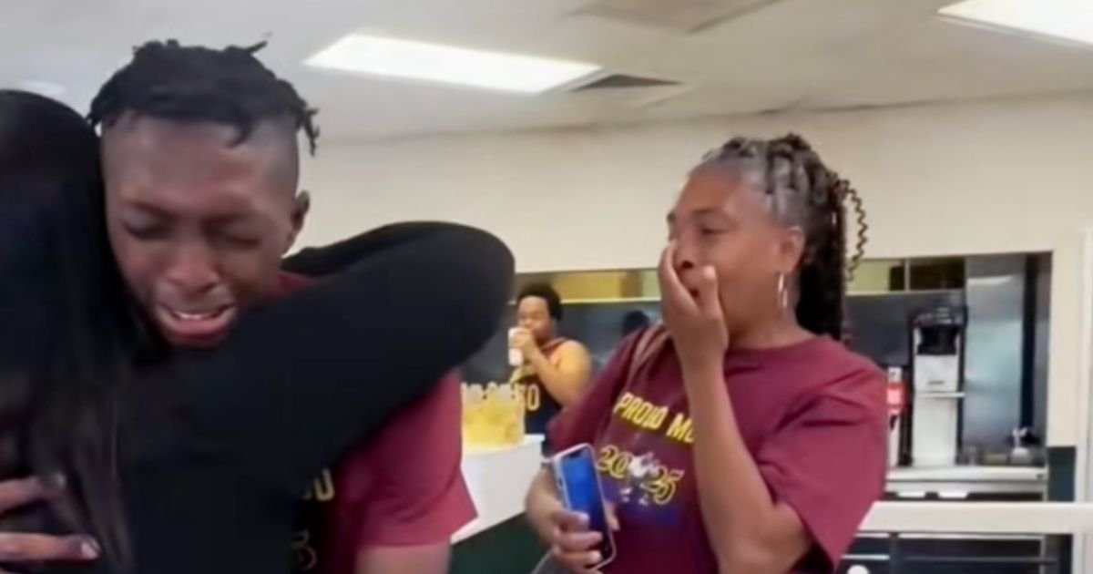 copy of articles thumbnail 1200 x 630 87.jpg?resize=412,232 - Burger King Employee who Worked Last-Minute Shift in Graduation Clothes After High School Ceremony Gets $22K in Donations