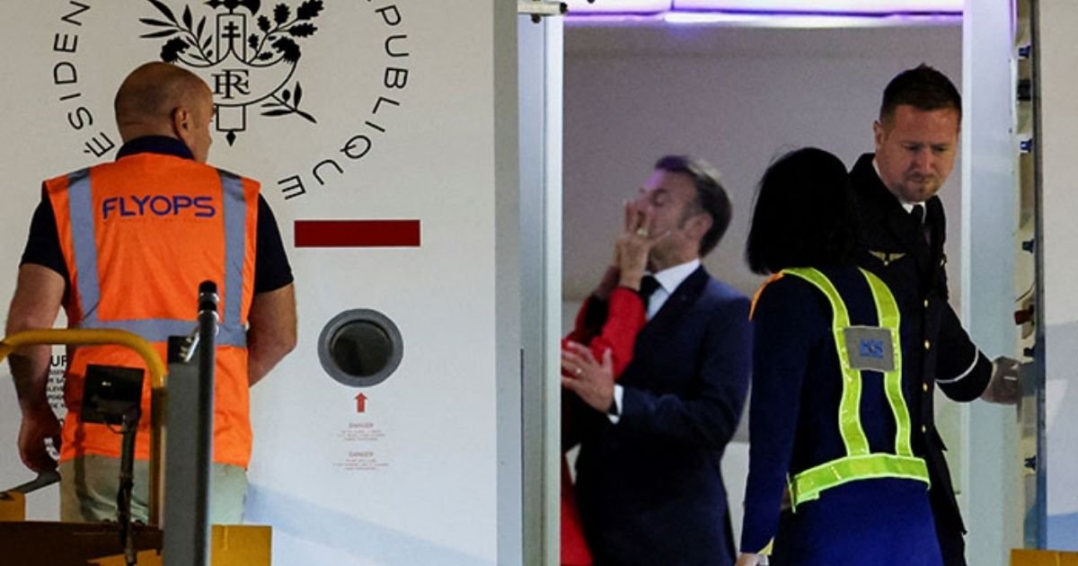 'At The Top of the Stairs, Things Turn Icy Again!'- Lip Reader Reveals What French President Macron's Wife Said After 'Slapping' His Face copy of articles thumbnail 1200 x 630 67.jpg?resize=732,290 - 'At The Top of the Stairs, Things Turn Icy Again!'- Lip Reader Reveals What French President Macron's Wife Said After 'Slapping' His Face