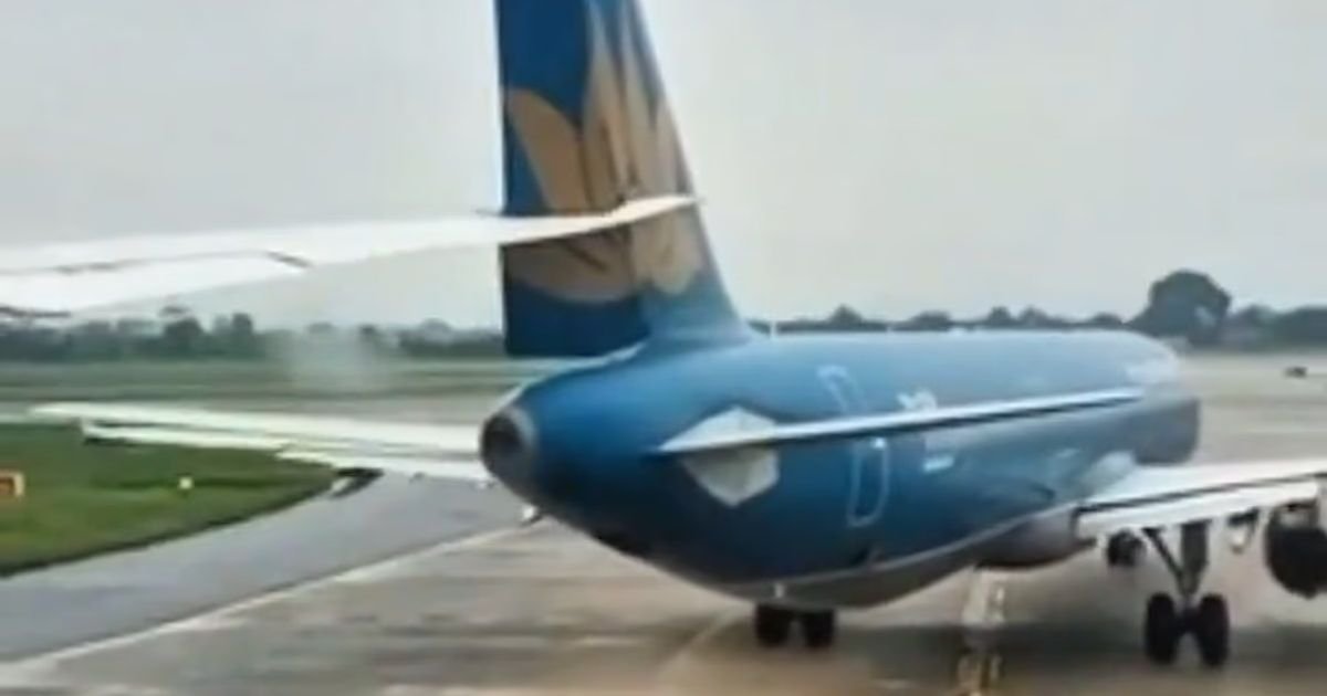 copy of articles thumbnail 1200 x 630 97 3.jpg?resize=412,232 - Boeing Passenger Jet SLICES Tail of Another Plane on Runway of Major Airport