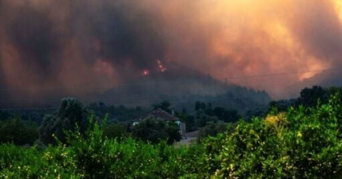 copy of articles thumbnail 1200 x 630 2025 07 01t144624 501.jpg?resize=412,232 - Rescuers Battle Wildfires As Popular Travel Hotspot's Skies Turn Black with 50,000 People Evacuated