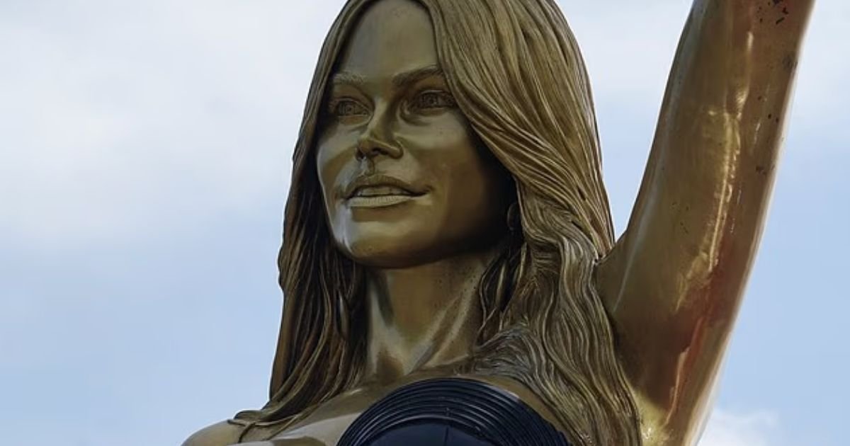 copy of articles thumbnail 1200 x 630 2025 07 16t143324 098.jpg?resize=412,232 - ‘An Absolute Insult!’- Fans Blast New Bronze Statue of Actress Sofia Vergara
